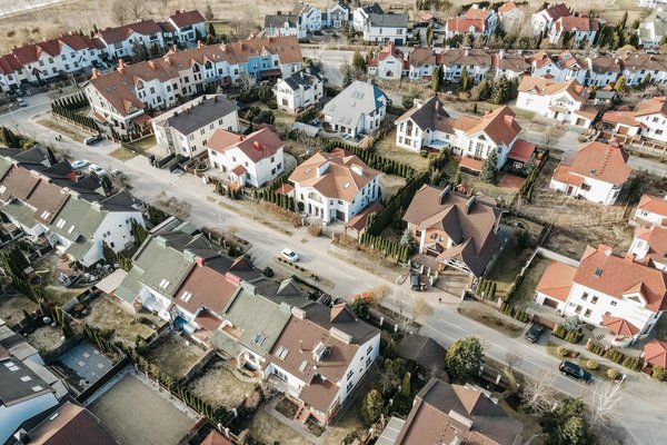 Wat zijn de voordelen van hernieuwbare energiebronnen in woningen?